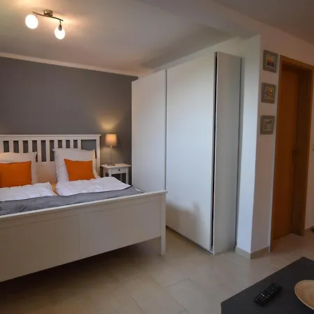 Beautiful In Robertsdorf With Garden Apartman