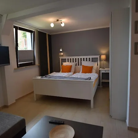 Beautiful In Robertsdorf With Garden